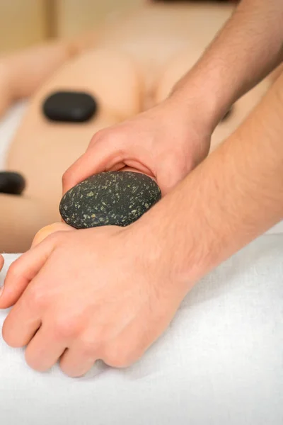 Dois Massagistas Fazem Uma Massagem Nos Pés Com Uma Pedra — Fotografia de Stock