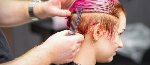花哨的女性头发 男理发师在美容院为一位年轻女子做发型 — 图库照片