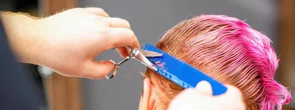 Peluquero Profesional Está Cortando Pelo Corto Color Rosa Con Tijeras — Foto de Stock