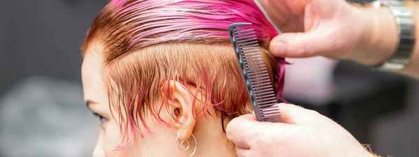Stylizacja Kobiecych Włosów Mężczyzna Fryzjer Robi Fryzurę Dla Młoda Kobieta — Zdjęcie stockowe