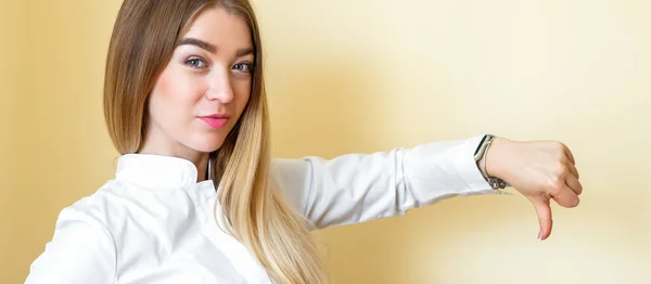 Kobieta Okazująca Niechęć Młoda Piękna Bizneswoman Białej Koszuli Opuszczonym Kciukiem — Zdjęcie stockowe