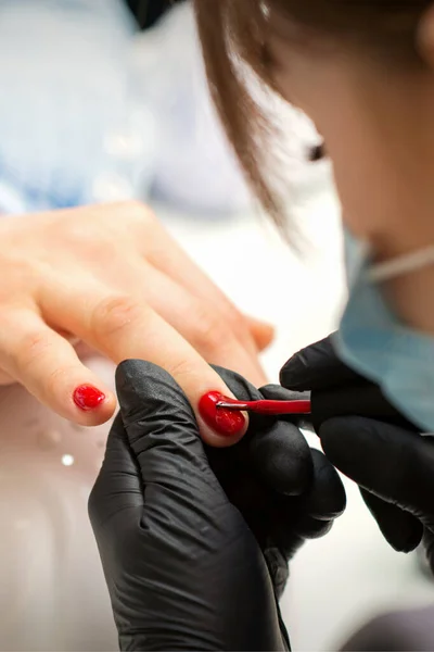 Dipingere Unghie Una Donna Mani Manicurista Guanti Neri Applicando Smalto — Foto Stock