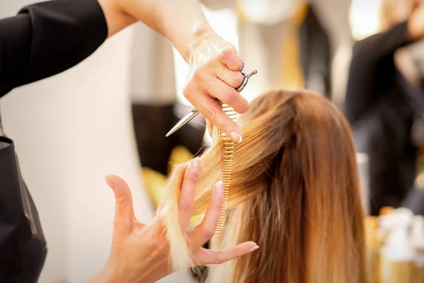 Stříhání Ženských Blond Vlasů Kadeřník Stříhá Vlasy Mladé Bělošky Salonu — Stock fotografie