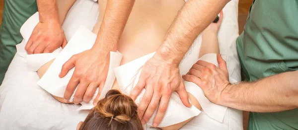 Massage Dos Avec Quatre Mains Dans Salon Spa Deux Massothérapeutes — Photo