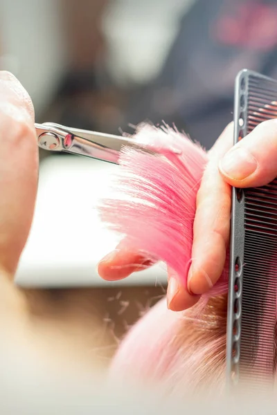 Een Vrouw Met Een Nieuw Kapsel Man Hairstylist Knippen Roze — Stockfoto