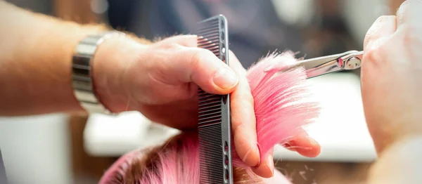 Kobieta Nową Fryzurę Mężczyzna Fryzjer Cięcia Różowe Włosy Nożyczkami Salon — Zdjęcie stockowe