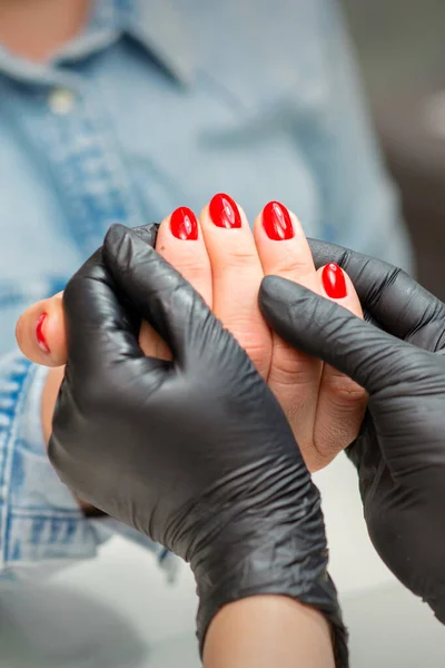 Onderzoek Van Gemanicuurde Nagels Handen Van Manicure Meester Zwarte Handschoenen — Stockfoto