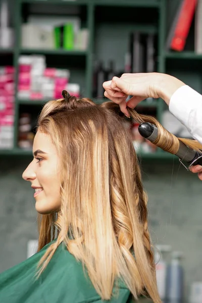 Criando Cachos Com Ferros Ondulação Cabeleireiro Faz Penteado Para Uma — Fotografia de Stock