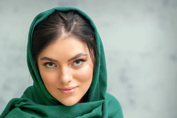 Retrato Una Hermosa Mujer Caucásica Joven Con Maquillaje Pañuelo Verde —  Fotos de Stock