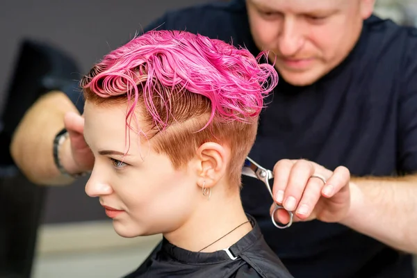 Uma Mulher Cortar Cabelo Cabeleireiro Masculino Está Cortando Cabelo Curto — Fotografia de Stock