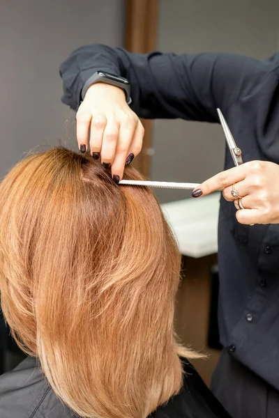 Fryzjer Przygotowuje Długie Włosy Młodej Kobiety Zabiegów Salonie Piękności — Zdjęcie stockowe