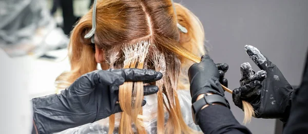 Cabeleireiro Está Aplicando Cor Cabelo Luvas Pretas Coloração Cabelo Salão — Fotografia de Stock