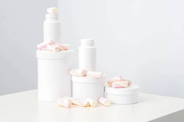 Cosmetische Huidverzorgingsverpakking Schoonheidsproduct Witte Achtergrond Witte Potten Met Marshmallows Witte — Stockfoto