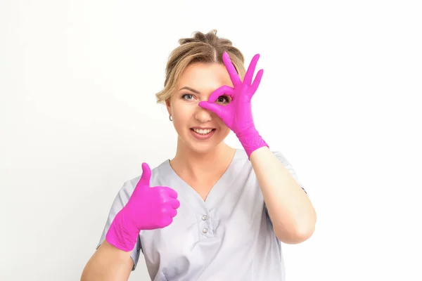 Usmívající Lékař Okulista Běloška Žena Sobě Růžové Gumové Rukavice Uniformě — Stock fotografie