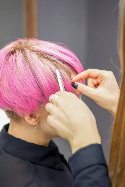 Cabeleireiro Prepara Tingido Cabelo Rosa Curto Uma Jovem Mulher Para — Fotografia de Stock