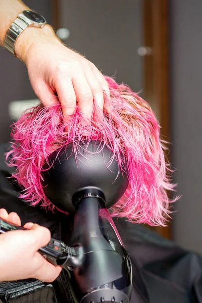 Estilista Cabelo Fazendo Penteado Usando Secador Cabelo Soprando Cabelo Rosa — Fotografia de Stock