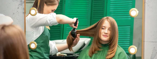Peluquería Haciendo Peinado Para Mujer Mientras Peina Con Cepillo Peine — Foto de Stock