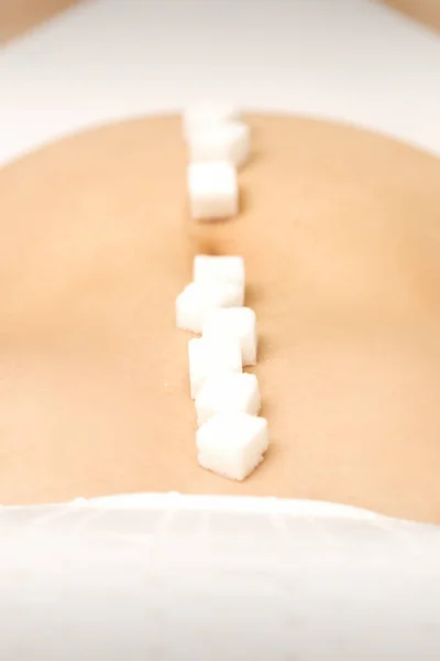 여성의 복부에 줄지어 놓여져 입방체 운동의 — 스톡 사진