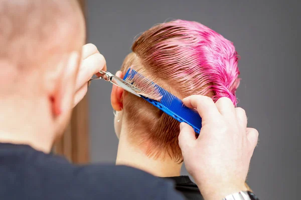 Een Vrouw Met Een Nieuw Kapsel Man Hairstylist Knippen Roze — Stockfoto