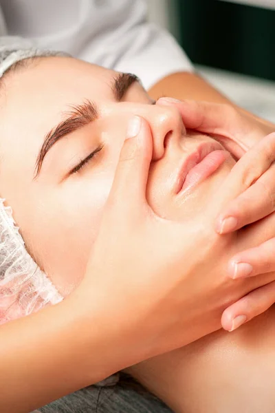 Una Giovane Donna Caucasica Massaggiare Viso Una Spa — Foto Stock