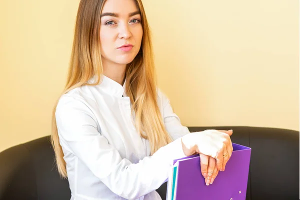 Jovem Profissional Saúde Dentista Médico Enfermeiro Assistente Casaco Branco Com — Fotografia de Stock