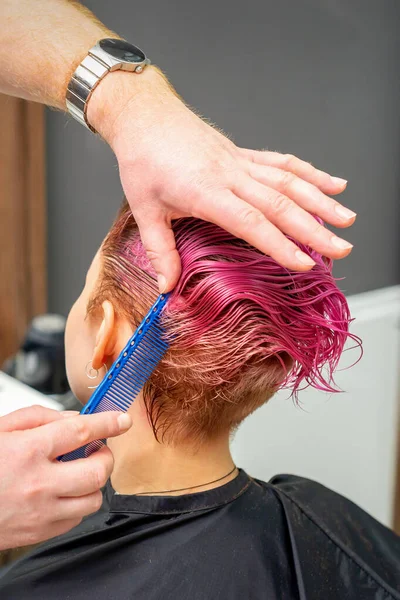Mãos Cabeleireiro Pentear Cabelo Fazendo Penteado Rosa Curto Para Uma — Fotografia de Stock