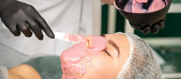 Cosmetoloog Het Aanbrengen Van Een Alginaat Masker Het Gezicht Van — Stockfoto