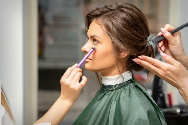Makeup Účes Proces Make Umělec Kadeřník Připravuje Mladou Bělošku Pracuje — Stock fotografie