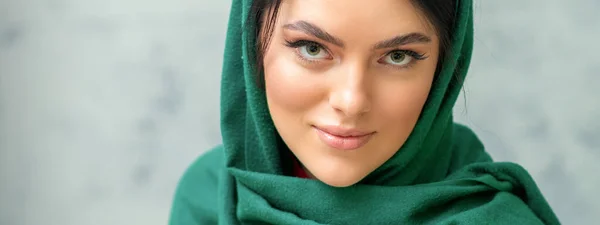 Портрет Красивої Молодої Білої Жінки Макіяжем Зеленому Хустці Сірому Фоні — стокове фото