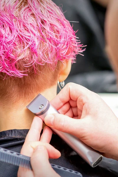 Kappers Scheren Nek Nek Met Elektrische Trimmer Van Een Jonge — Stockfoto