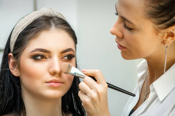 Ritratto Ravvicinato Una Donna Che Applica Fondotinta Tonale Cosmetica Asciutta — Foto Stock