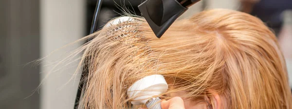 Kapper Hand Drogen Blond Haar Met Een Haardroger Ronde Borstel — Stockfoto