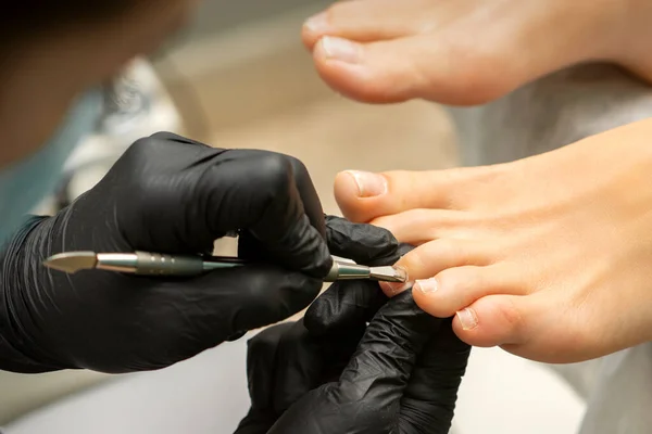 Nagelriemen Verwijderen Tenen Handen Zwarte Handschoenen Van Pedicure Master Verwijder — Stockfoto