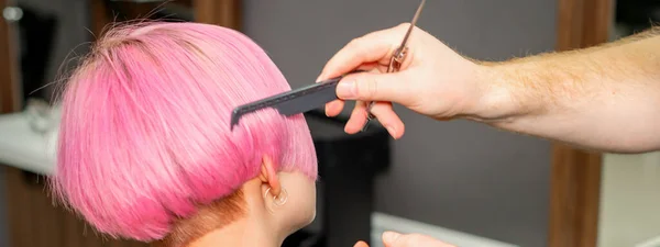 Mãos Cabeleireiro Pentear Cabelo Fazendo Penteado Rosa Curto Para Uma — Fotografia de Stock