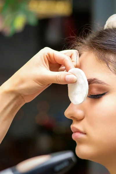 Vista Lateral Artista Maquillaje Cubre Ojo Femenino Con Una Almohadilla — Foto de Stock