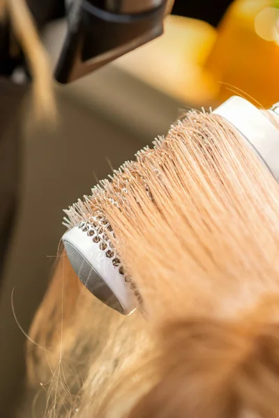 Hairdresser Hand Drying Blond Hair Hairdryer Brush Beauty Salon — Stock Photo, Image
