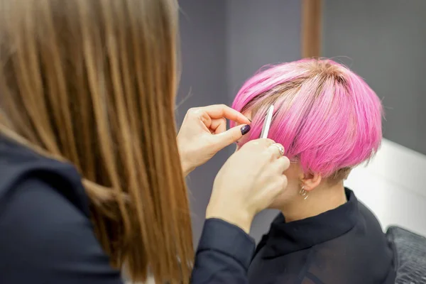 Fryzjer Przygotowuje Farbowane Krótkie Różowe Włosy Młodej Kobiety Zabiegów Salonie — Zdjęcie stockowe