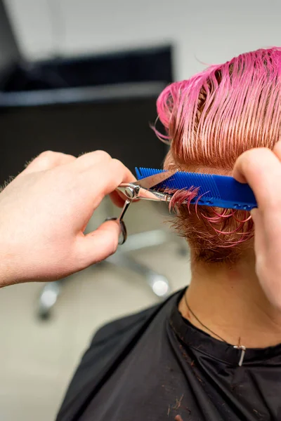 Cortes Cabeleireiro Tingidos Rosa Molhado Cabelo Curto Mulher Branca Jovem — Fotografia de Stock