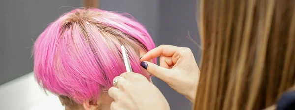 Cabeleireiro Prepara Tingido Cabelo Rosa Curto Uma Jovem Mulher Para — Fotografia de Stock