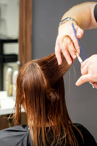 Kobieta Nową Fryzurę Mężczyzna Fryzjer Cięcia Brązowe Włosy Nożyczkami Salon — Zdjęcie stockowe