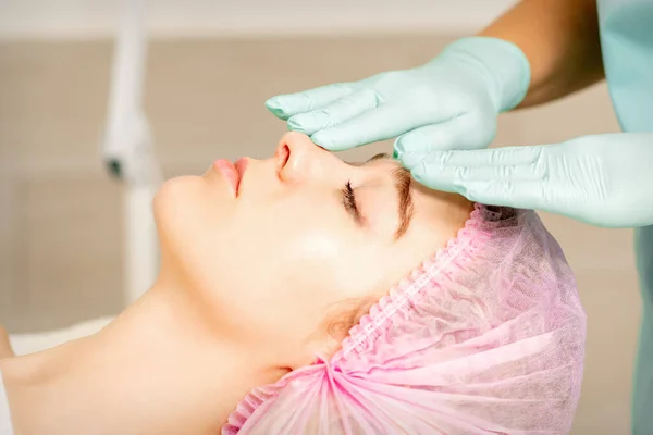 Cara Descascando Esteticista Tratamento Facial Esteticista Aplica Uma Máscara Facial — Fotografia de Stock