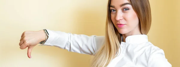 Kobieta Okazująca Niechęć Młoda Piękna Bizneswoman Białej Koszuli Opuszczonym Kciukiem — Zdjęcie stockowe
