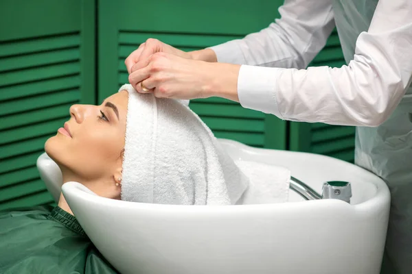 Fryzjer Owija Głowę Kobiety Ręcznik Umyciu Włosów Salonie Piękności — Zdjęcie stockowe