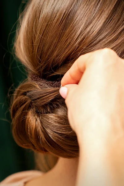 Kuaförün Elleri Kuaförde Tanınmayan Esmer Bir Kadının Fransız Saç Stilini — Stok fotoğraf