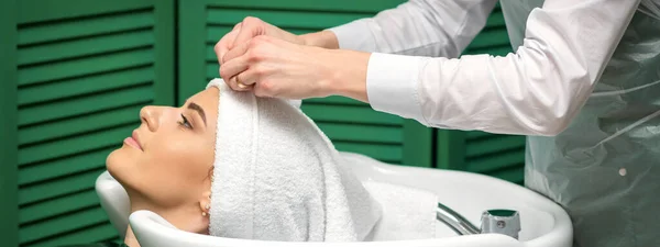 Een Kapper Wikkelt Een Vrouwelijk Hoofd Een Handdoek Het Wassen — Stockfoto