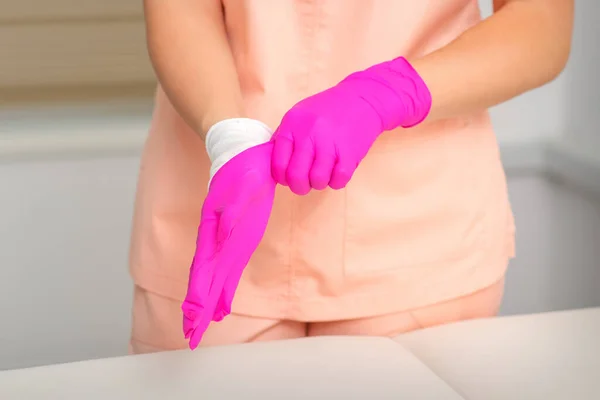 Hand Der Kosmetikerin Zieht Sterile Rosa Handschuhe Und Bereitet Sich — Stockfoto