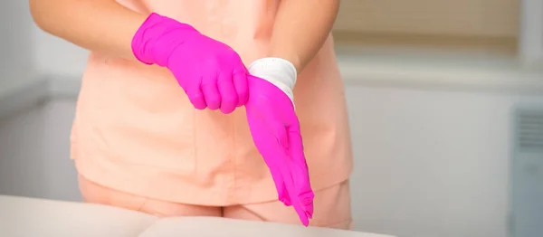 Hand Der Kosmetikerin Zieht Sterile Rosa Handschuhe Und Bereitet Sich — Stockfoto