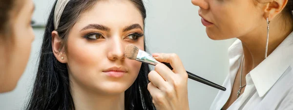 Makyaj Fırçası Kullanarak Yüzüne Kuru Kozmetik Ton Temeli Uygulayan Bir — Stok fotoğraf