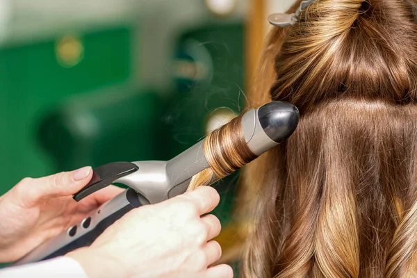 Tworzenie Loki Lokówki Fryzjer Robi Fryzurę Dla Młodej Kobiety Długimi — Zdjęcie stockowe