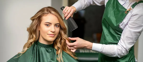 Cabeleireiro Fazendo Penteado Para Mulher Enquanto Penteia Com Escova Cabelo — Fotografia de Stock